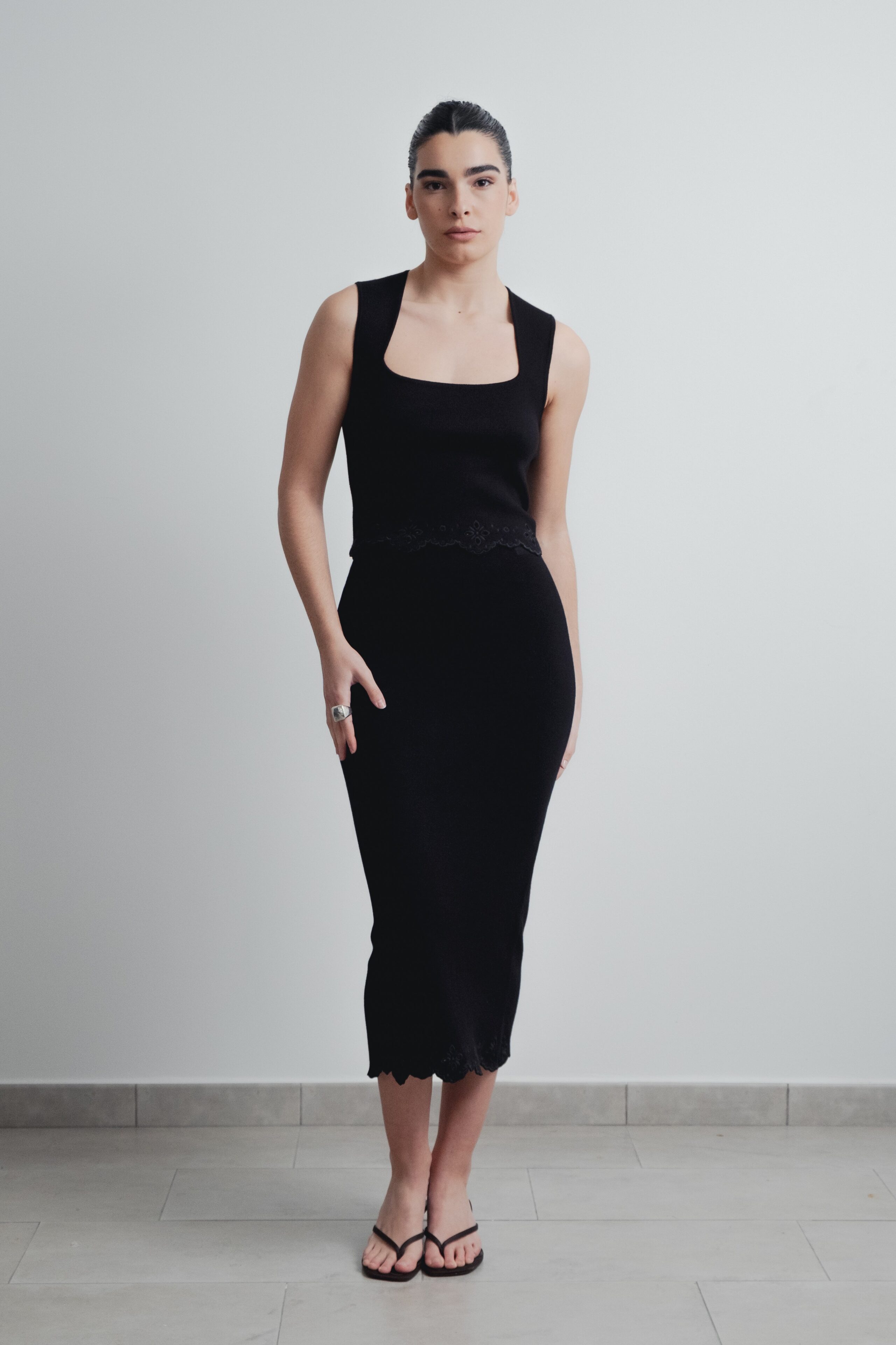 FALDA MIDI PUNTO BORDADOS