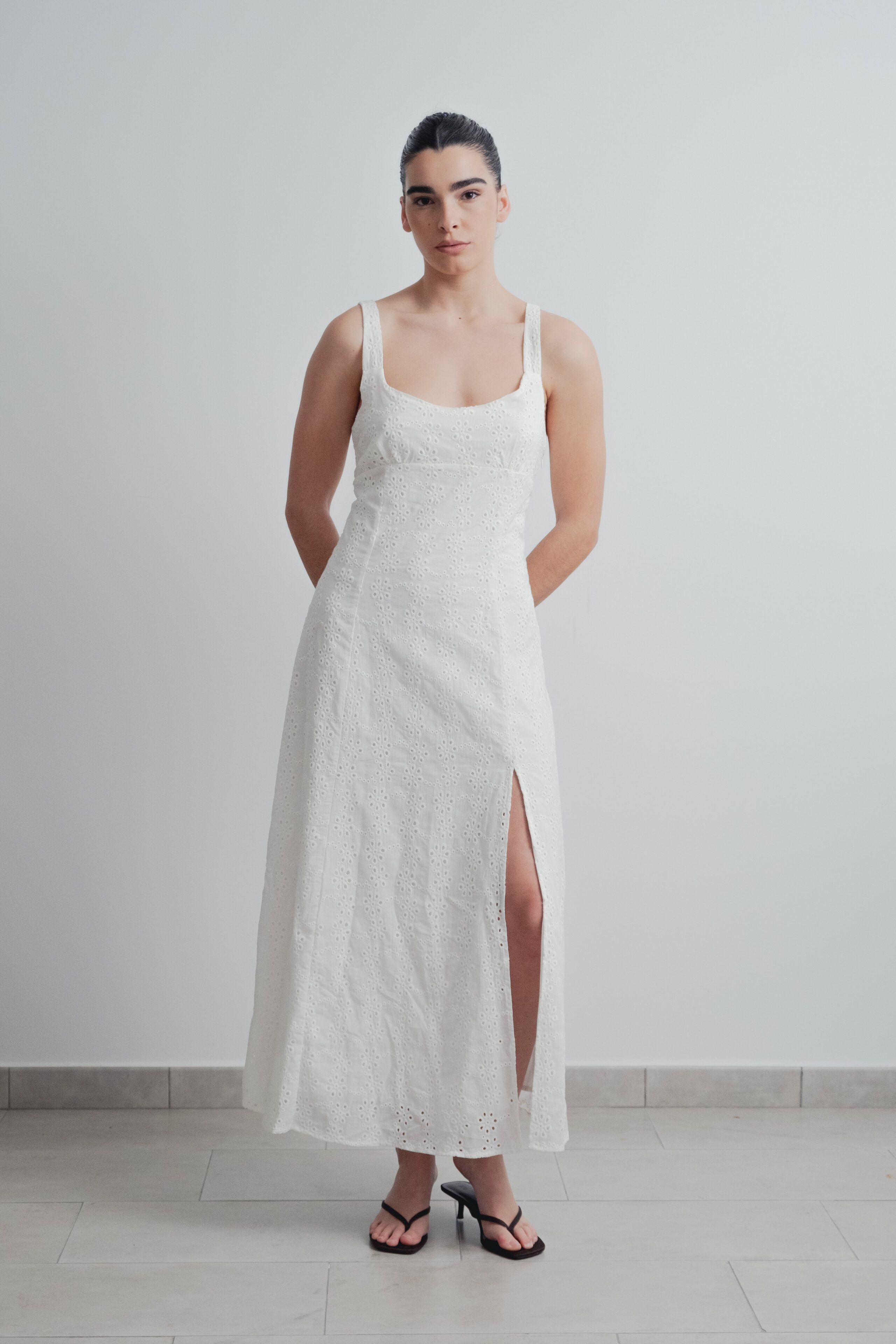 VESTIDO MIDI PERFORADO